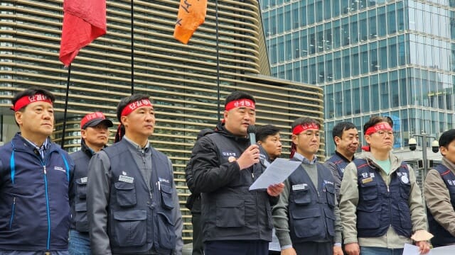 김유철 한화오션지회장(가운데)아 기자회견을 하는 모습 (사진=지디넷코리아)