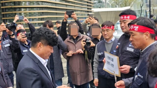 한화노협이 사측에 항의서한을 전달하는 모습 (사진=지디넷코리아)