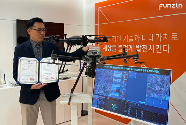 전지훈 펀진 부사장이 KWM-Ocelot 기술이 탑재된 드론을 설명하고 있다