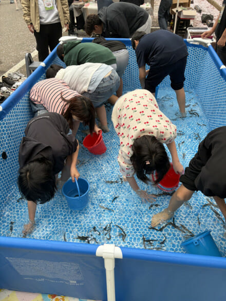 삼정종합사회복지관과 테크노파크 3단지 체육공원에서 11일 열린 GS파워와 지역주민이 함께 하는 봄 축제에서 어린아이들이 미꾸라지 잡기 체험을 하고 있다.