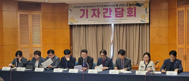 직선제 대한산부인과개원의사회는 12일 기자간담회를 열고 정부의 제대로 원인파악을 못한 채 의료붕괴 대책을 추진한다고 지적했다