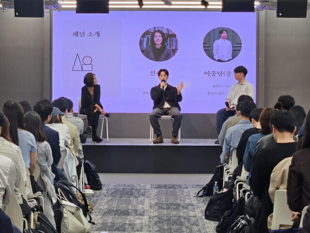 14일 서울 강남구 디캠프에서 로컬 클로드 커뮤니티가 주최하고 앤트로픽이 후원하는 '모두를 위한 클로드 밋업(Claude Meetup for Everyone)'이 열렸다. 왼쪽부터 신혜린 고려대 미디어학부 교수, 이충녕 작가(충코의철학 유튜브 채널 운영자), 최훈민 클로드 커뮤니티 앰버서더 (사진=지디넷코리아)