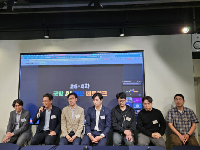 한국국방연구원(KIDA) 국방인공지능정책연구실과 과실연 AI미래포럼은 15일 서울 강남구 모두의연구소에서 '국방 AI 혁신 네트워크' 세미나를 개최했다. 토론엔 ADD 국방AI기술연구원과 LG AI연구원, SK텔레콤, SIA, 마키나락스, 모티프테크놀로지스 관계자들이 참석했다. (사진=지디넷코리아)