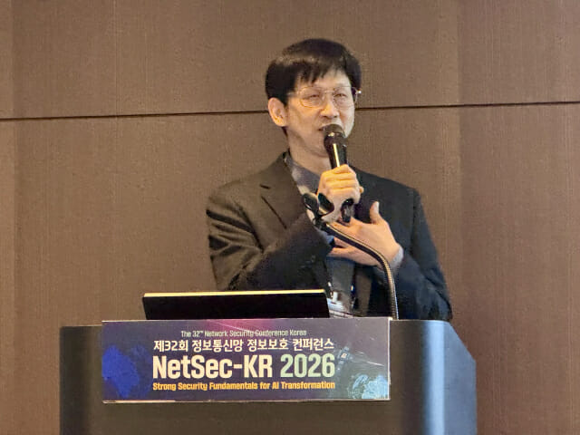 최석우 국보연 실장이 AI 기반 악성코드 분석 기술의 필요성에 대해 발표하고 있다.