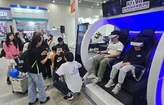 초등생들이 대전사이언스페스티벌 한국항공우주연구원 부스에서 가상현실을 체험하고 있다.(사진=지디넷코리아)