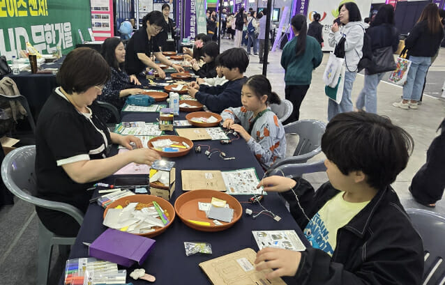 한국여성과학기술인육성재단이 마련한 무한거울 만들기 코너 전경.(사진=지디넷코리아)