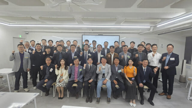 국방혁신기술보안협회가 주관해 21일 열린 'AI·사이버 융합 최고위과정' 참석자들이 파이팅을 외치고 있다.