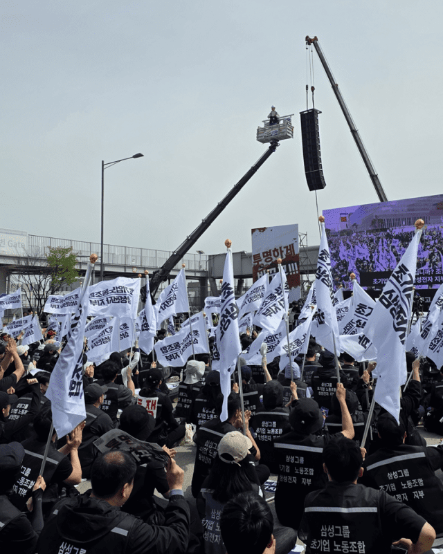 최승호 초기업노조 삼성전자 지부장이 크레인에 올라 발언하고 있다. (사진=지디넷코리아)