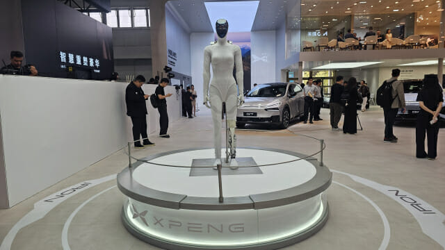 샤오펑 휴머노이드 로봇 아이언 (사진=지디넷코리아)