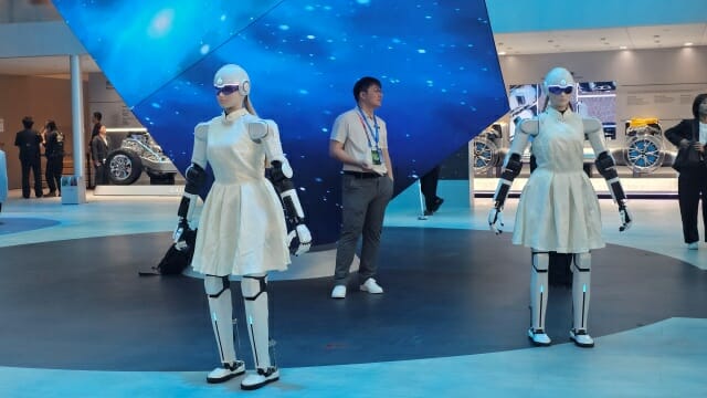 체리차 로봇 자회사 아이모가의 휴머노이드 로봇이 전시됨 모습 (사진=지디넷코리아)