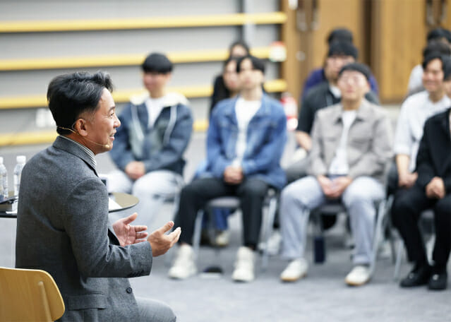 김택진 엔씨 대표 "AI 시대 경쟁력은 통찰력"