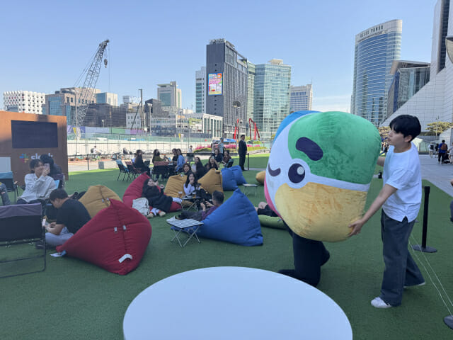 슬랙봇 캐릭터가 팝업 참관객 눈길을 끌고 있다.