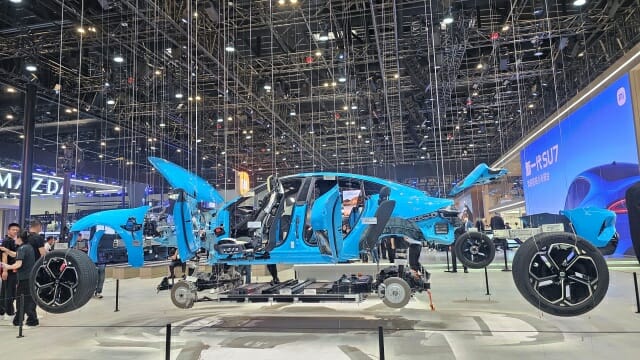 샤오미 전기차를 분해 전시한 모습 (사진=지디넷코리아)