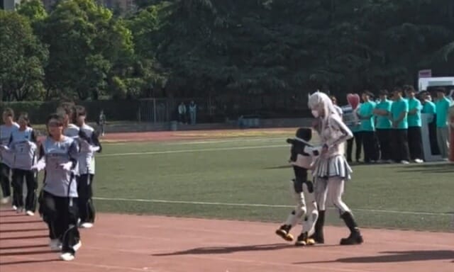 [영상] 춤추다 갑자기 ‘포옹’…中 휴머노이드 로봇, 돌발 행동 논란