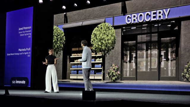 산업특화 AI 기반 유통 혁신 사례를 소개하는 마리넬라 프로피 SAS 리드(왼쪽)과 제라드 피터슨 SAS 부사장(사진=지디넷코리아)