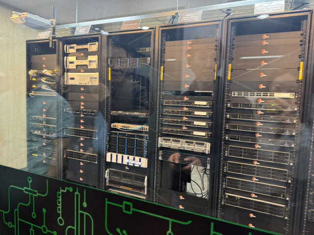 (왼쪽에서 세번째) 넷앱 AI팟 미니 위드 인텔 실제 모습.