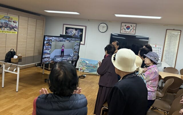 서울 관악 드림타운 아파트 스마트경로당에서 댄스 교실이 진행되고 있다. (사진=지디넷코리아)