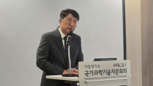 최우혁 실장이 8일 백브리핑을 하고 있다.