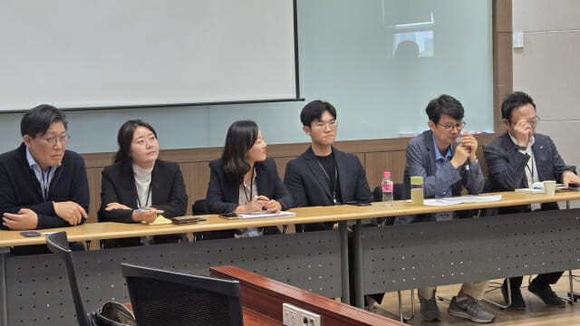 행사 패널들이 논의를 하고 있다.