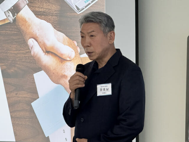 정효남 아토스 회장이 자사의 산업안전본부 안전전문 컨설팅을 소개하고 있다.