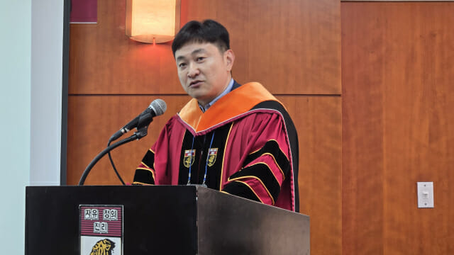 강형우 교수가 개식선언과 사회를 보고 있다.