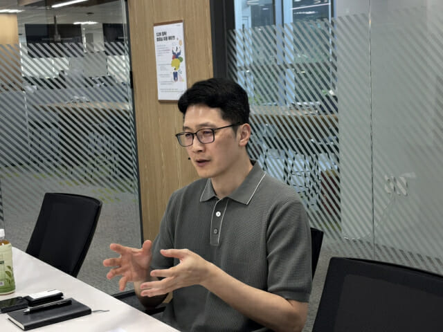 서상덕 대표가 지디넷코리아와 인터뷰를 하고 있다. 서 대표는 대구외고와 KAIST를 졸업했다.