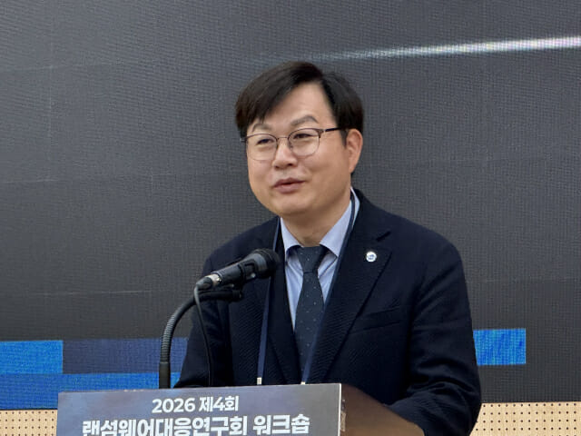 한국정보보호학회장을 대신해 참석한 이정현 한국정보보호학회 수석부회장이 환영사를 하고 있다.