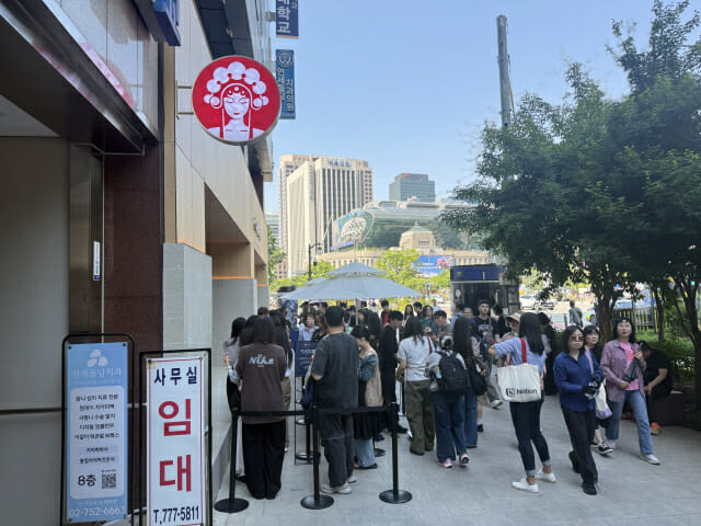 한 달만에 5호점...中 티 브랜드 '차지' 시청점 줄서보니