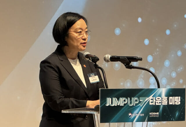 '점프업 타운홀 미팅'에서 개회사를 하고 있는 한성숙 중소벤처기업부 장관.