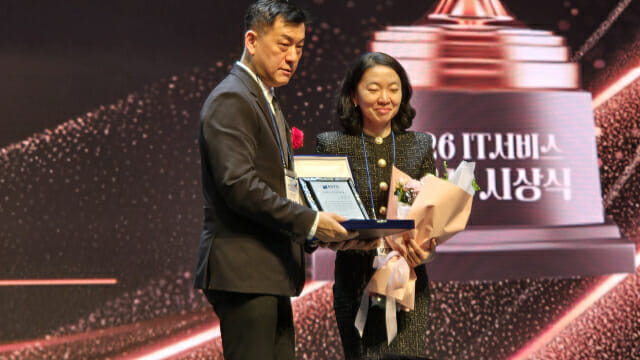 이민정 세종사이버대학교 교수(오른쪽)가 박승범 한국IT서비스학회장에게서 IT서비스 우수연구인상을 받고 있다.