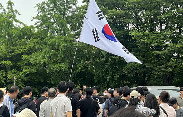 올림픽공원 핸드볼경기장(티켓링크 아레나)에서 재선거를 주장하는 시위가 열리고 있다.