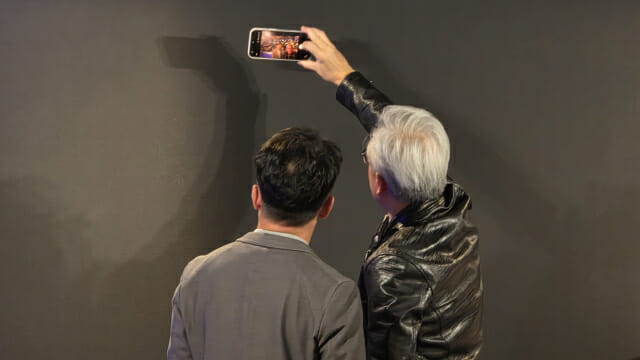 젠슨 황 CEO가 김택진 엔씨 대표와 현장에서 셀카를 찍는 모습.(사진=지디넷코리아)