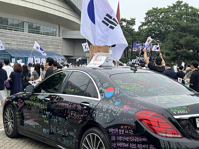올림픽공원 핸드볼경기장(티켓링크 아레나)에서 재선거를 주장하는 시위가 열리고 있다.