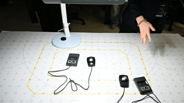 LED 독서등의 밝기를 측정하는 장비. (사진=지디넷코리아)