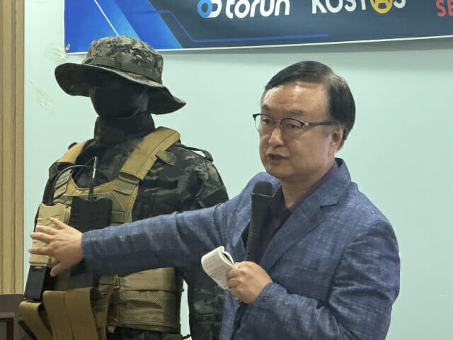 드론 RF 수신에 대해 설명하고 있는 신동호 한국대드론산업협회 국방대 드론협력센터장.