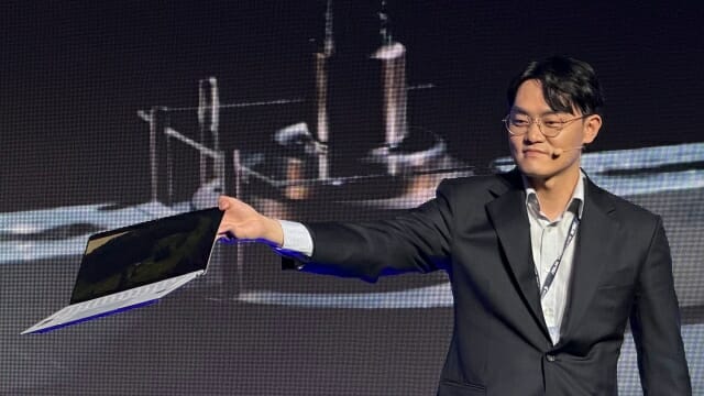 화면 모서리를 한 손으로 잡아 휘어져도 쉽게 파손되지 않는다. (사진=지디넷코리아)