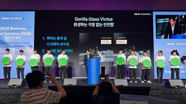 노트북 상판 위에 무게추 100kg를 올리는 시연 중 일부. (사진=지디넷코리아)