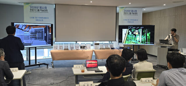 김흥순 한국건설생활환경시험연구원(KCL) 물환경탄소평가센터 연구원이 U에코트론을 시연하고 있다.