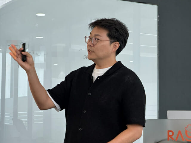 박정환 라온시큐어 프로가 라온시큐어가 수행한 의료 분야 양자내성암호 실증 사업 성과 관련 영상을 재생하고 있다.