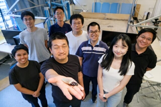 사토 히로타카 NTU 교수가 새로운 잠수복을 입은 사이보그 바퀴벌레를 들고 있다. 이 잠수복 덕분에 이 곤충은 물속에서 3시간 동안 생존할 수 있다. (출처=NTU/와세다대학)