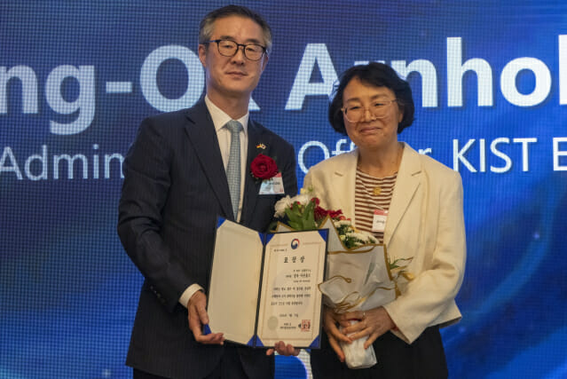 지난 17일(현지 시각) 정옥 아른홀트 전 한국과학기술연구원(KIST) 유럽연구소 관리원(오른쪽)이 한·유럽 과학기술 협력 확대에 기여한 공로로 과학기술정보통신부 장관 표창을 받았다