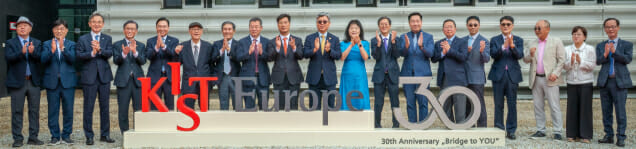 KIST 유럽연구소 창립 제30주년 기념 조형물 제막식에서 주요 참석자들이 기념촬영했다.(사진=KIST)