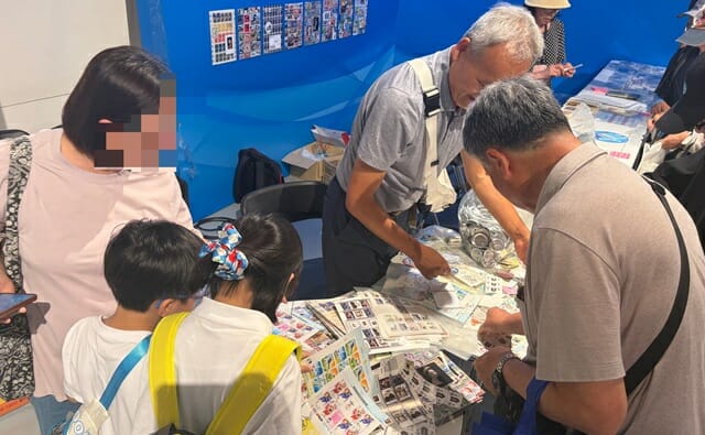2026 한국 우표 전시회에서 여러 세대로 구성된 가족 관람객이 우표를 보고 있다. (사진=지디넷코리아)
