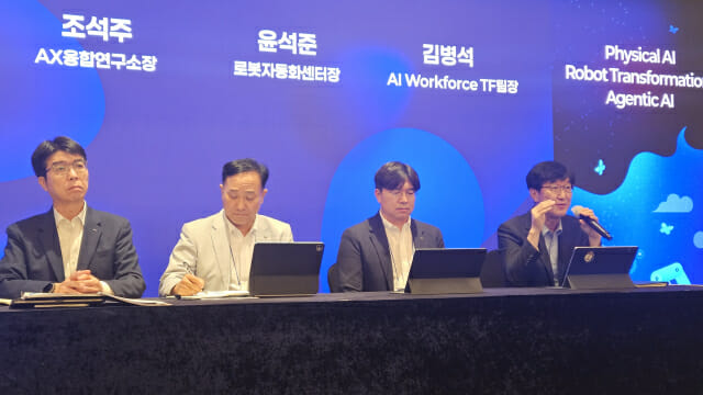 (왼쪽부터) 최태환 포스코DX 경영기획실장, 조석주 AX융합연구소장, 윤석준 로봇자동화센터장, 김병석 AI 워크포스 TF팀장 (사진=지디넷코리아)