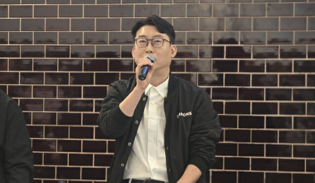 이종성 시몬스 생산·물류전략 부문 부사장이 지난 19일 경기도 이천 ‘시몬스 팩토리움’에서 미디어 투어에서 발표하고 있다. (사진=지디넷코리아)