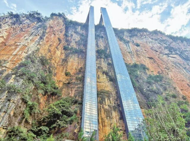수직 절벽에 세워진 284m 엘리베이터 "이동시간 6시간→30분"