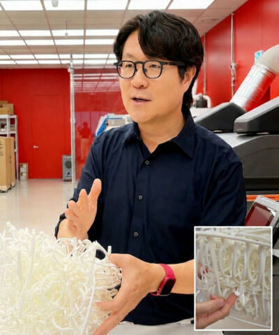 박형진 대표가 3D 프린터로 제작된 안경을 확인하고 있다