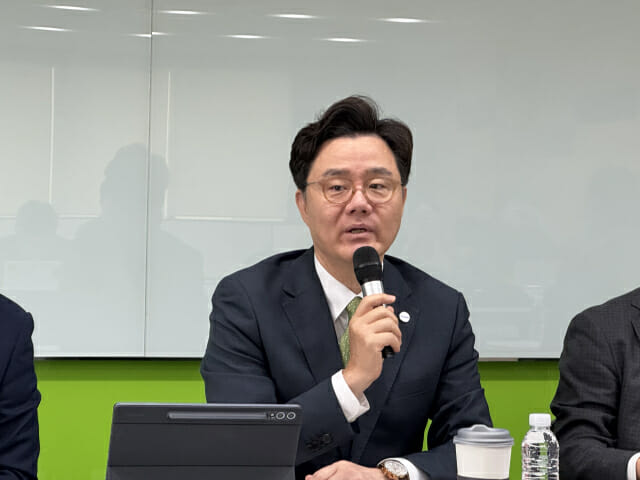 김진수 KISIA 회장이 KISIA 기자간담회에서 취재진의 질의에 답변하고 있다.