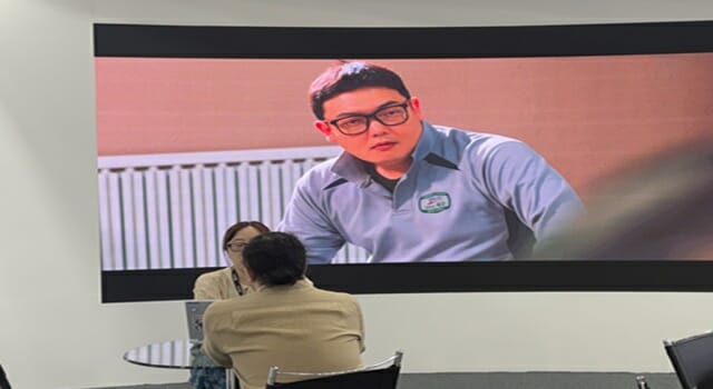 BCWW 2026 KT스튜디오지니 부스에서 해외 바이어와 KT스튜디오 관계자가 상담을 진행하고 있다. (사진=지디넷코리아)