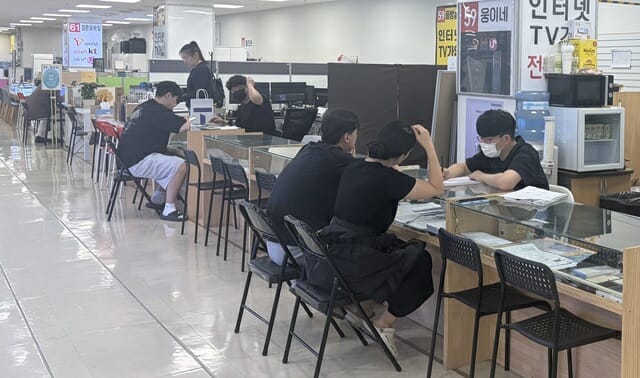 아이폰18 프로 출시 첫날 ‘가격 역전’...228만원 갤Z8폴드가 더 쌌다